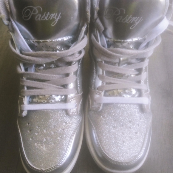 Pastry Sz.8๐Run Athletics Silver Dbl strings - Picture 1 of 12